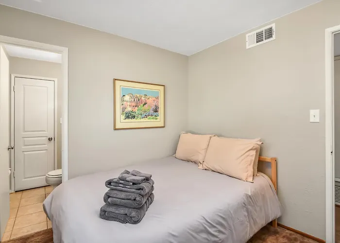 Hotel Gorgeous Close To Bushmaster Park! 3*