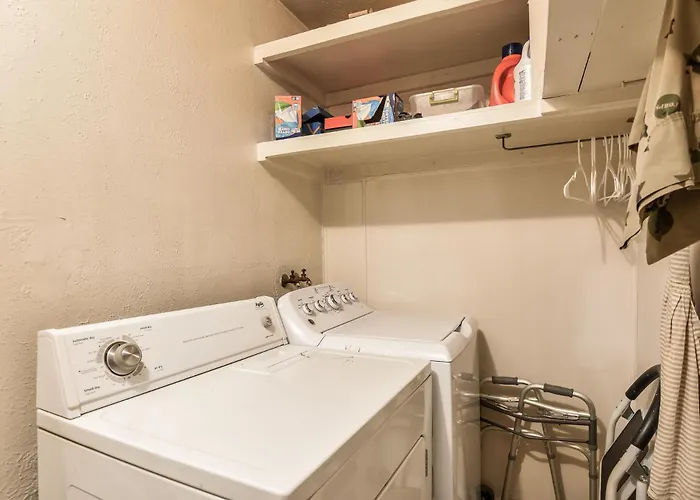 Hotel Gorgeous Close To Bushmaster Park!