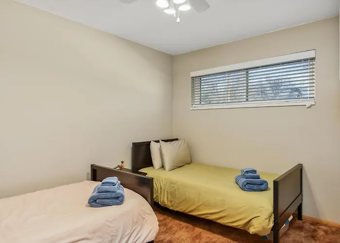 Hotel Gorgeous Close To Bushmaster Park!